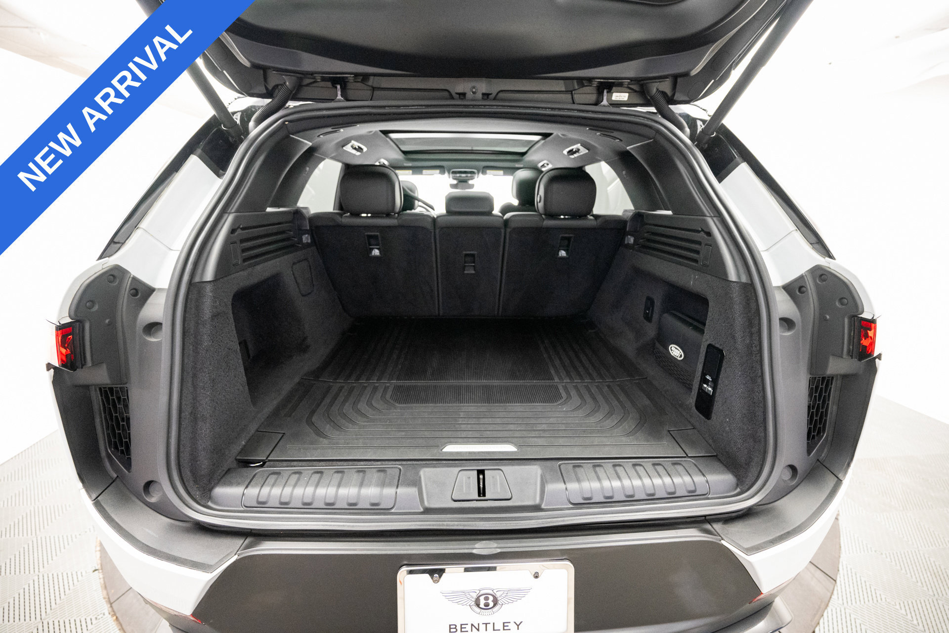 Used 2023 Land Rover Range Rover Sport SE AWD/4WD image 32