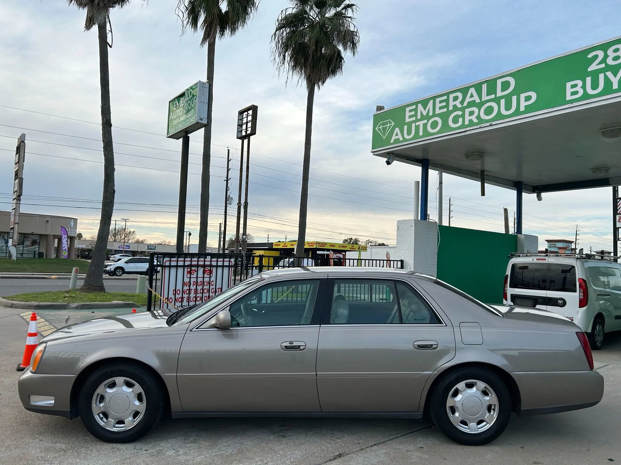 Used 2000 Cadillac De Ville Sedan w/ Comfort/Convenience Pkg FWD image 3