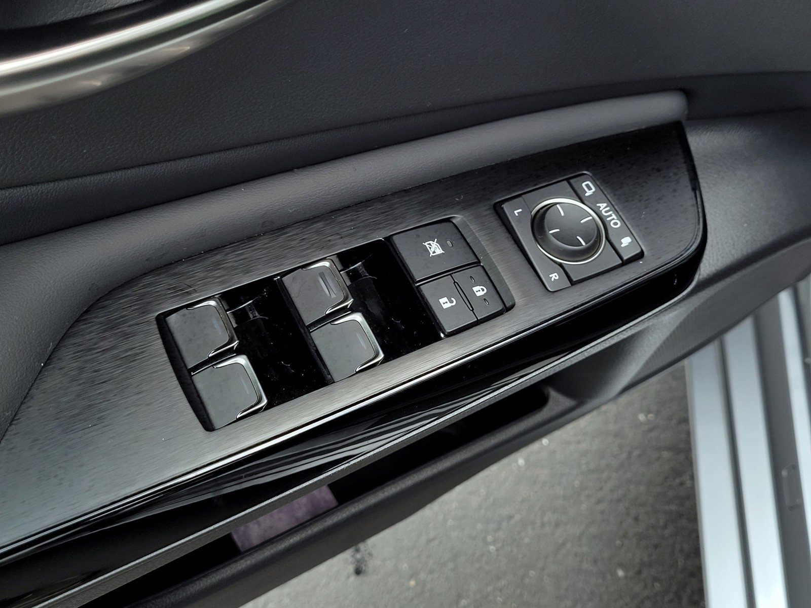 Used 2024 Lexus ES 250 w/ Premium Package image 9