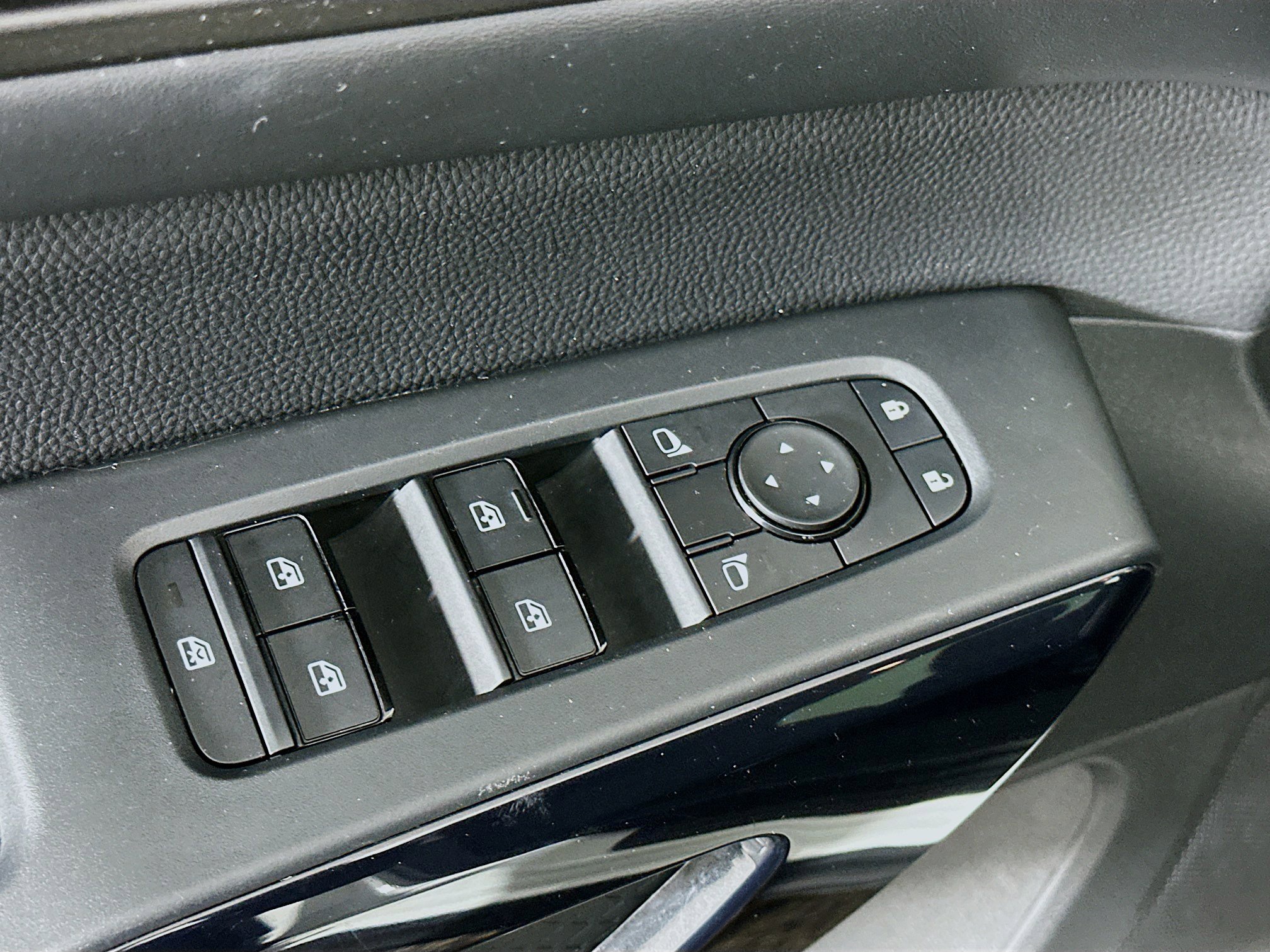 Used 2025 Nissan Pathfinder SV image 15