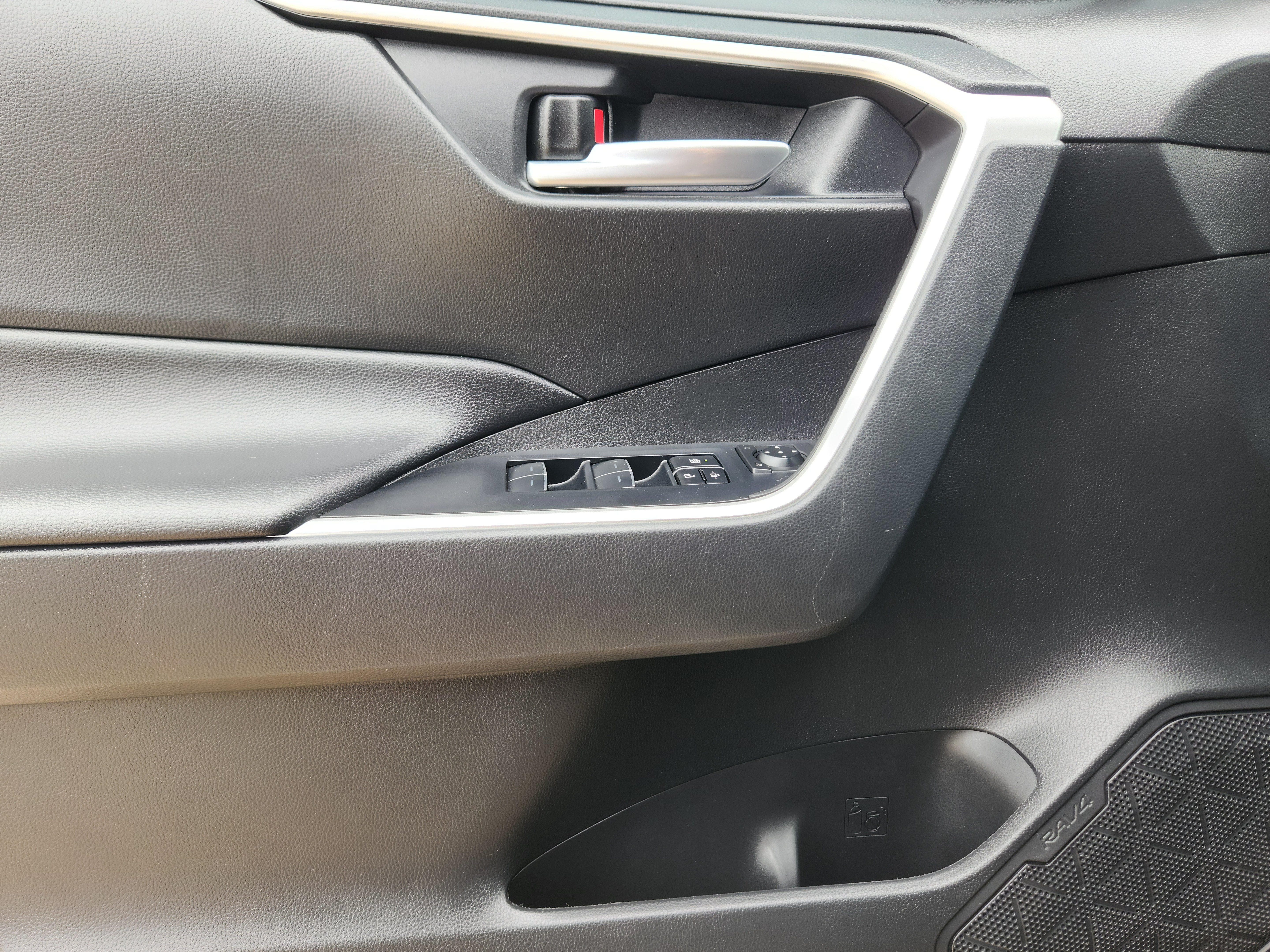 Used 2024 Toyota RAV4 XLE FWD image 17