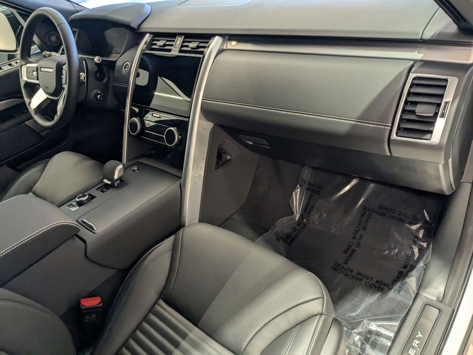 New 2025 Land Rover Discovery Dynamic SE image 13