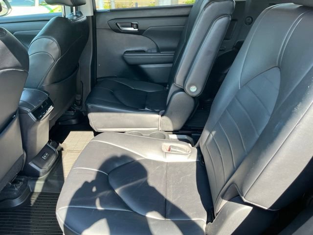 Used 2023 Toyota Highlander XLE AWD/4WD image 12