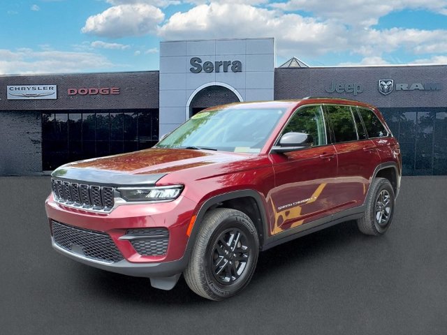 Used 2023 Jeep Grand Cherokee Laredo w/ Luxury Tech Group I AWD/4WD image 3