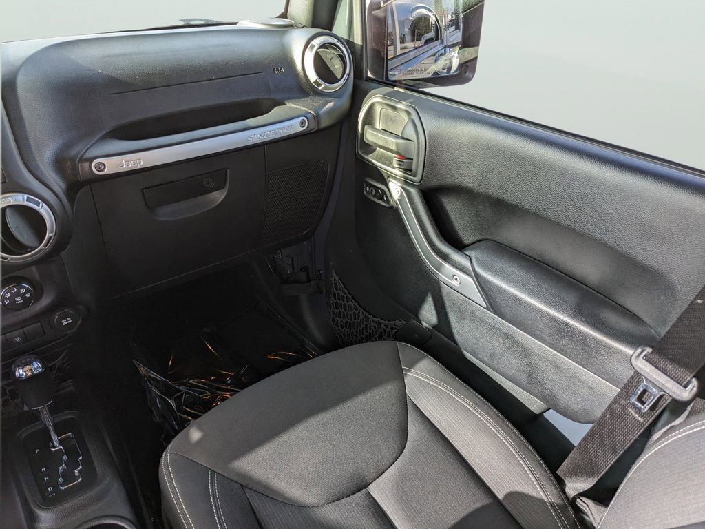 Used 2016 Jeep Wrangler Unlimited Rubicon w/ Connectivity Group AWD/4WD image 14