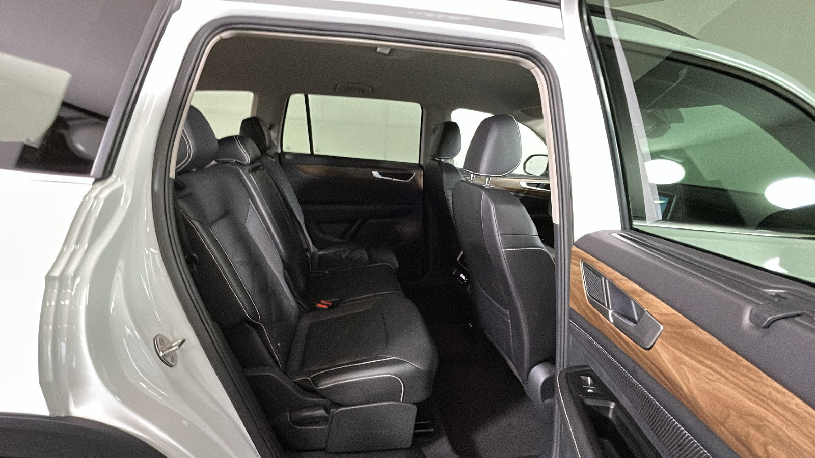 Used 2025 Volkswagen Atlas SE AWD/4WD image 33