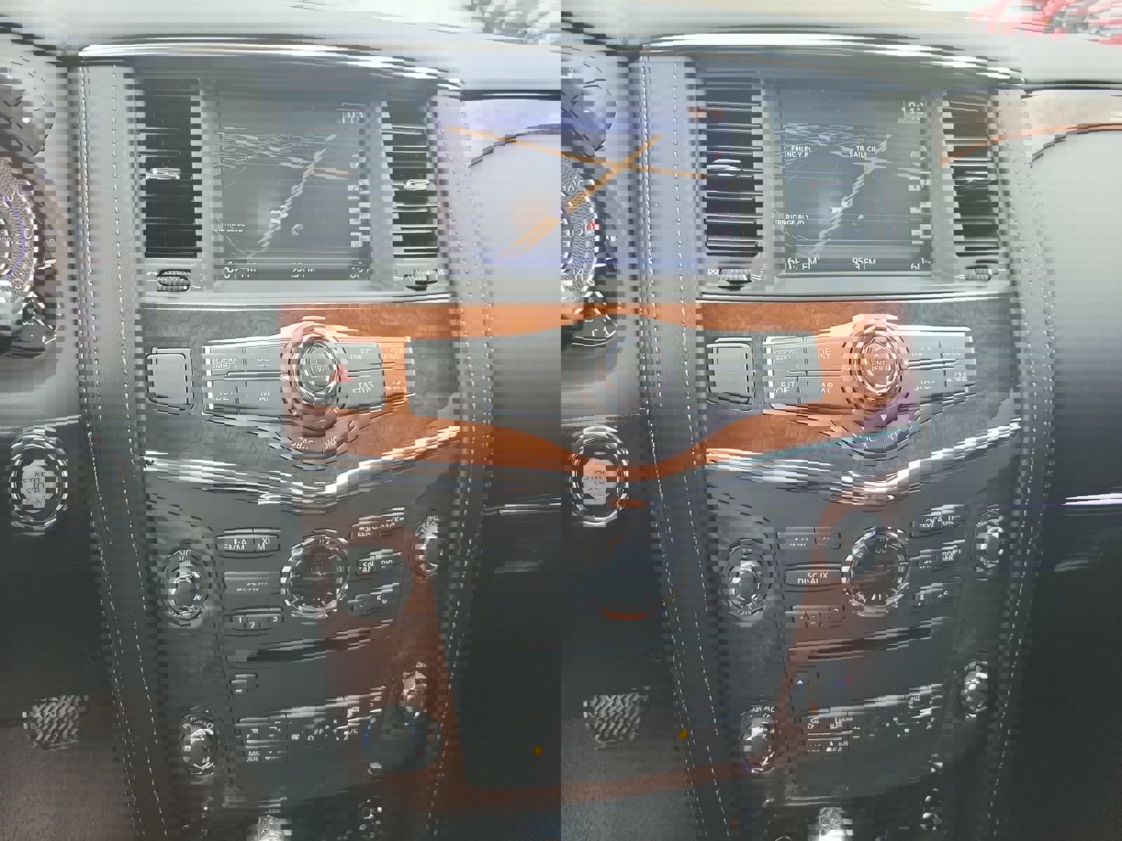 Used 2015 INFINITI QX80 4WD w/ Deluxe Technology Package image 12