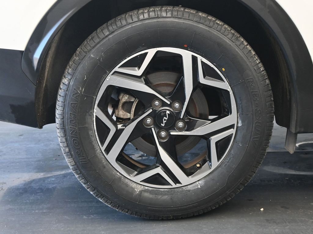 Used 2024 Kia Sportage LX image 9