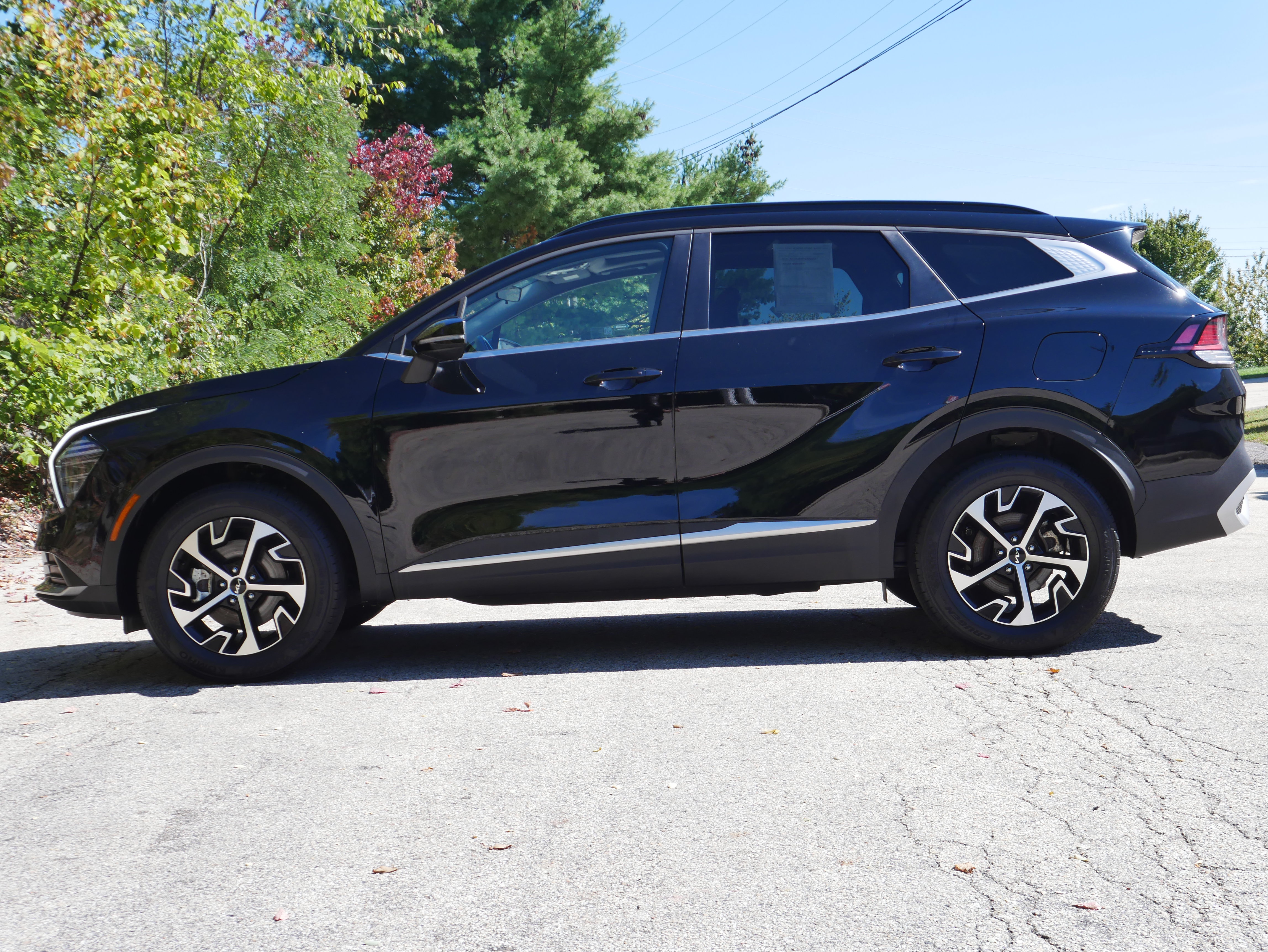 Certified 2025 Kia Sportage EX w/ Premium Package AWD/4WD image 3