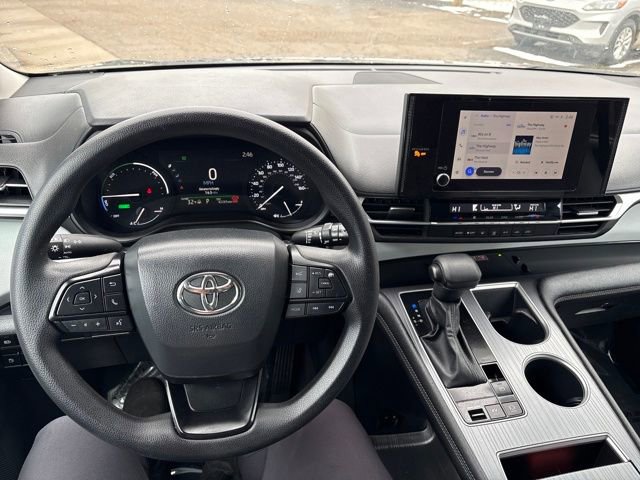 Used 2025 Toyota Sienna LE image 11