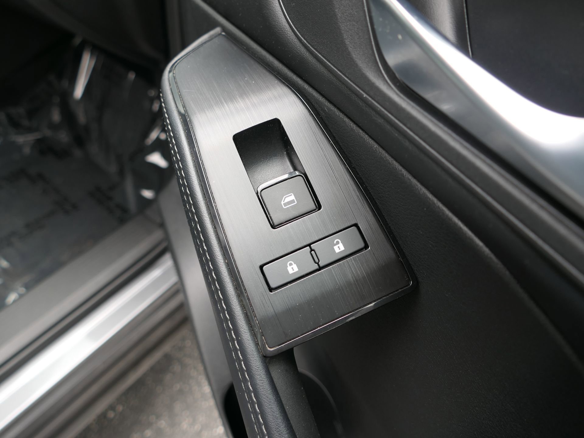 Used 2024 Nissan Rogue SV FWD image 25