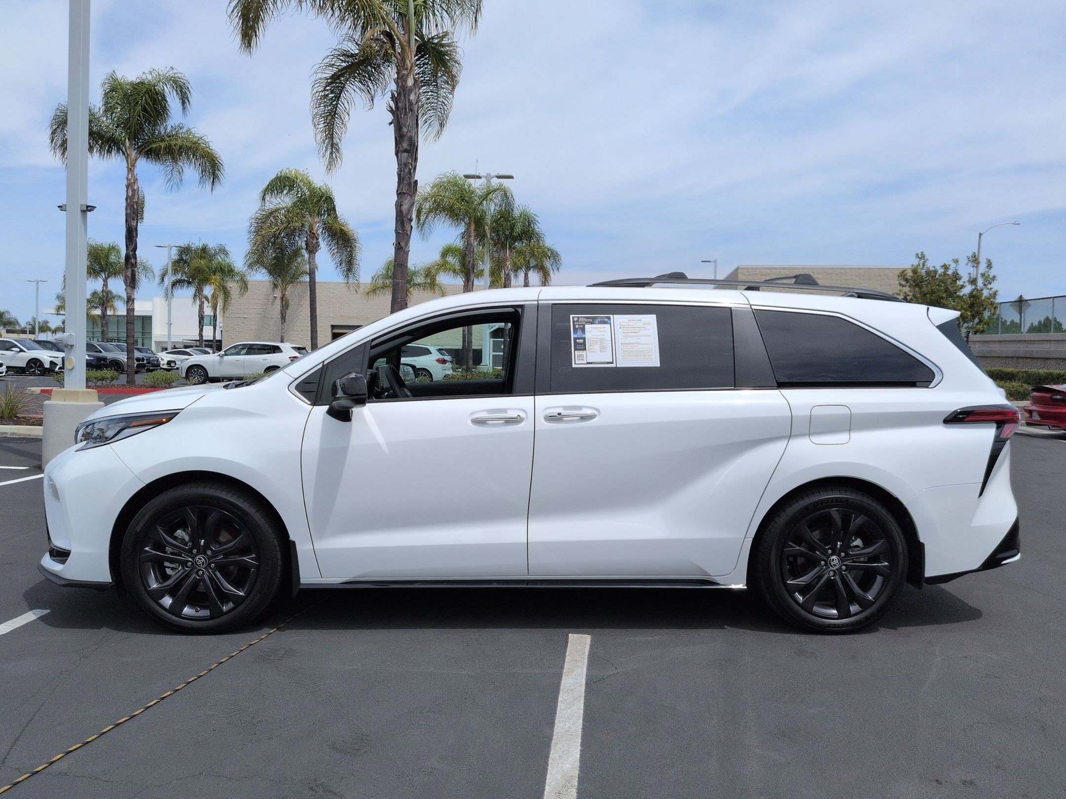 Used 2024 Toyota Sienna XSE w/ XSE Plus Package image 7