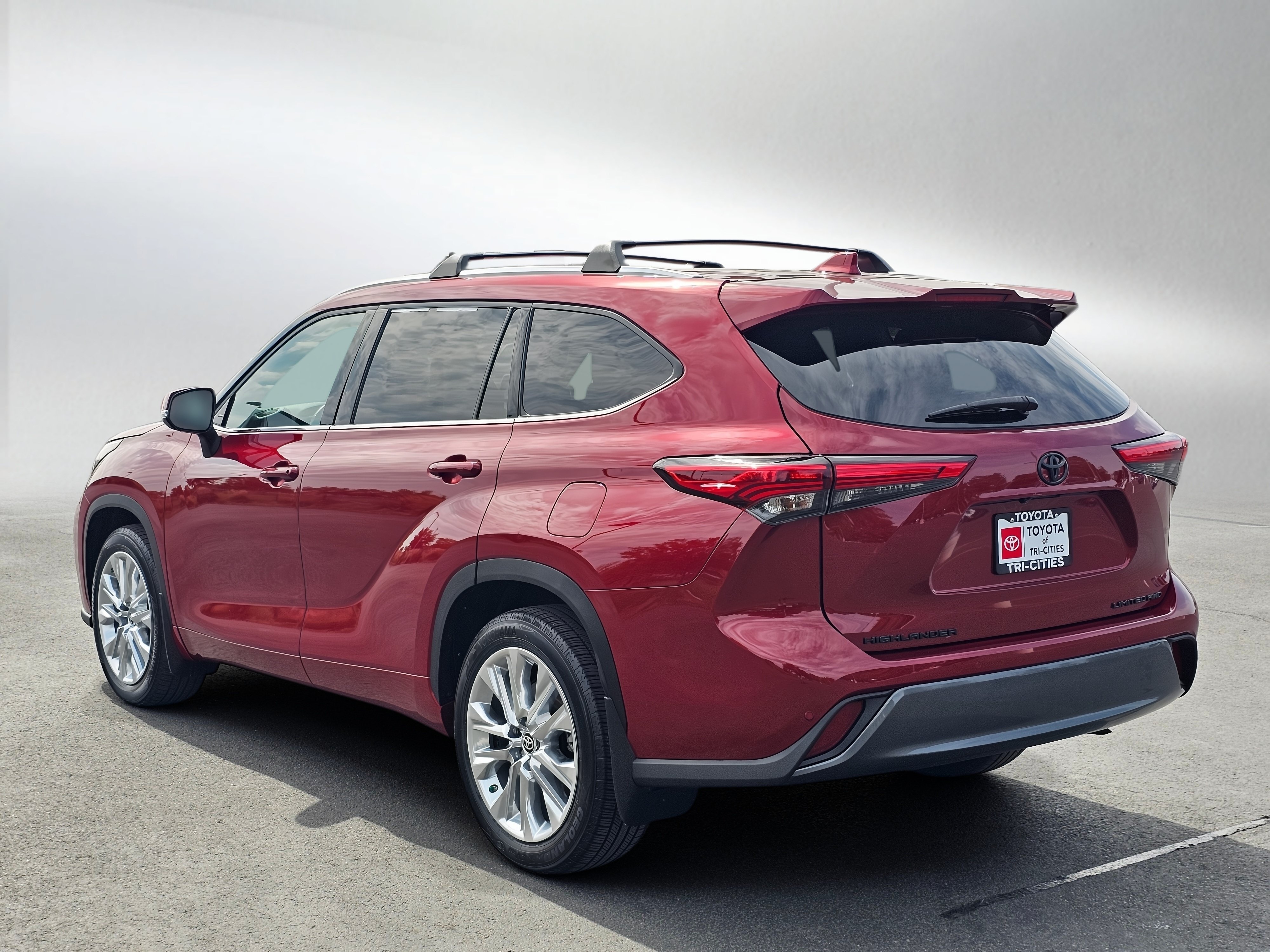 Used 2021 Toyota Highlander Limited AWD/4WD image 3