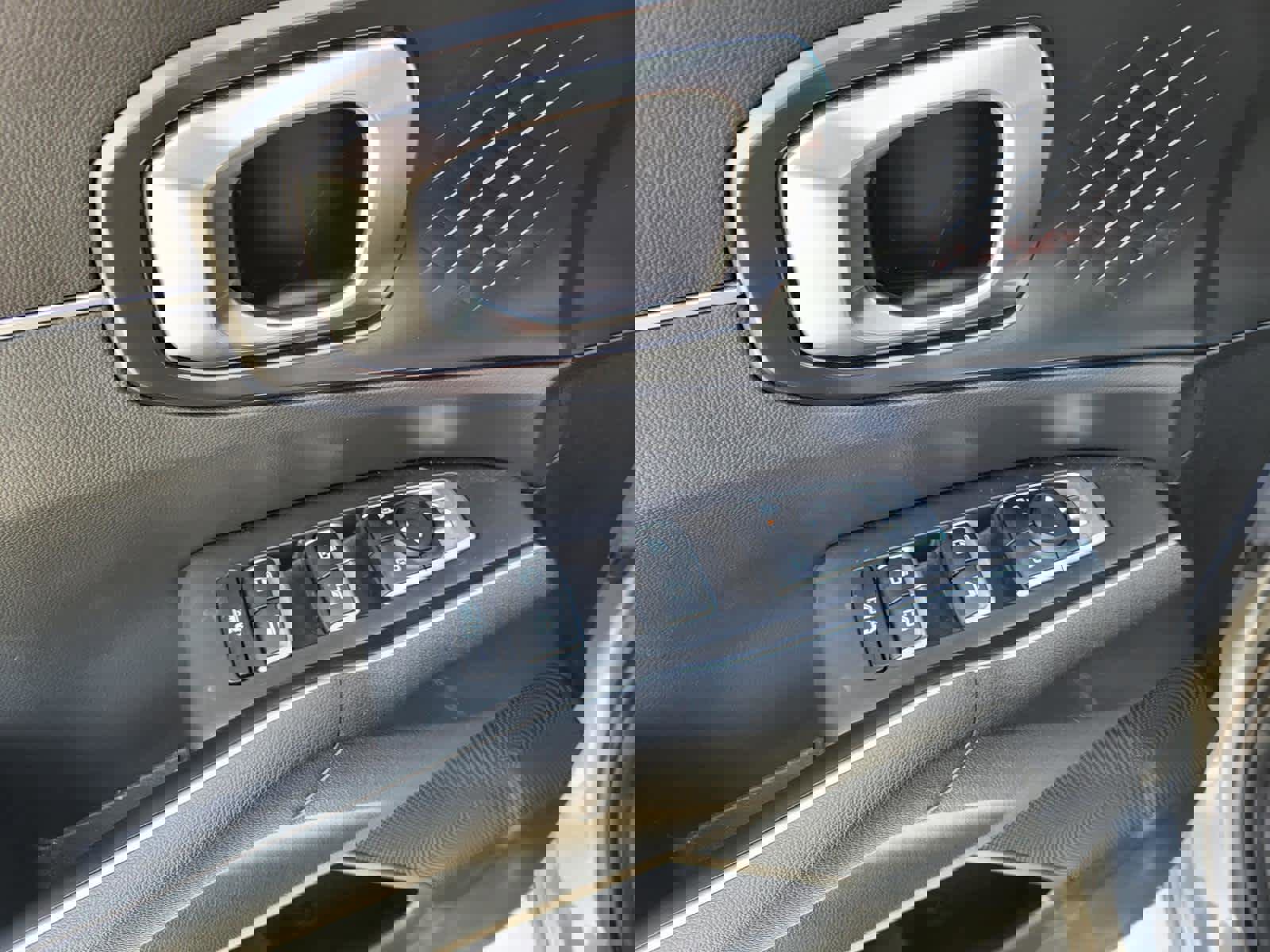 Used 2024 Kia Sorento S w/ Panoramic Sunroof Package image 16