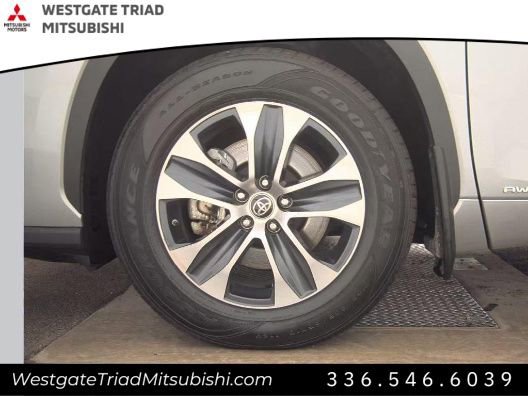 Used 2024 Toyota Highlander XLE AWD/4WD image 7