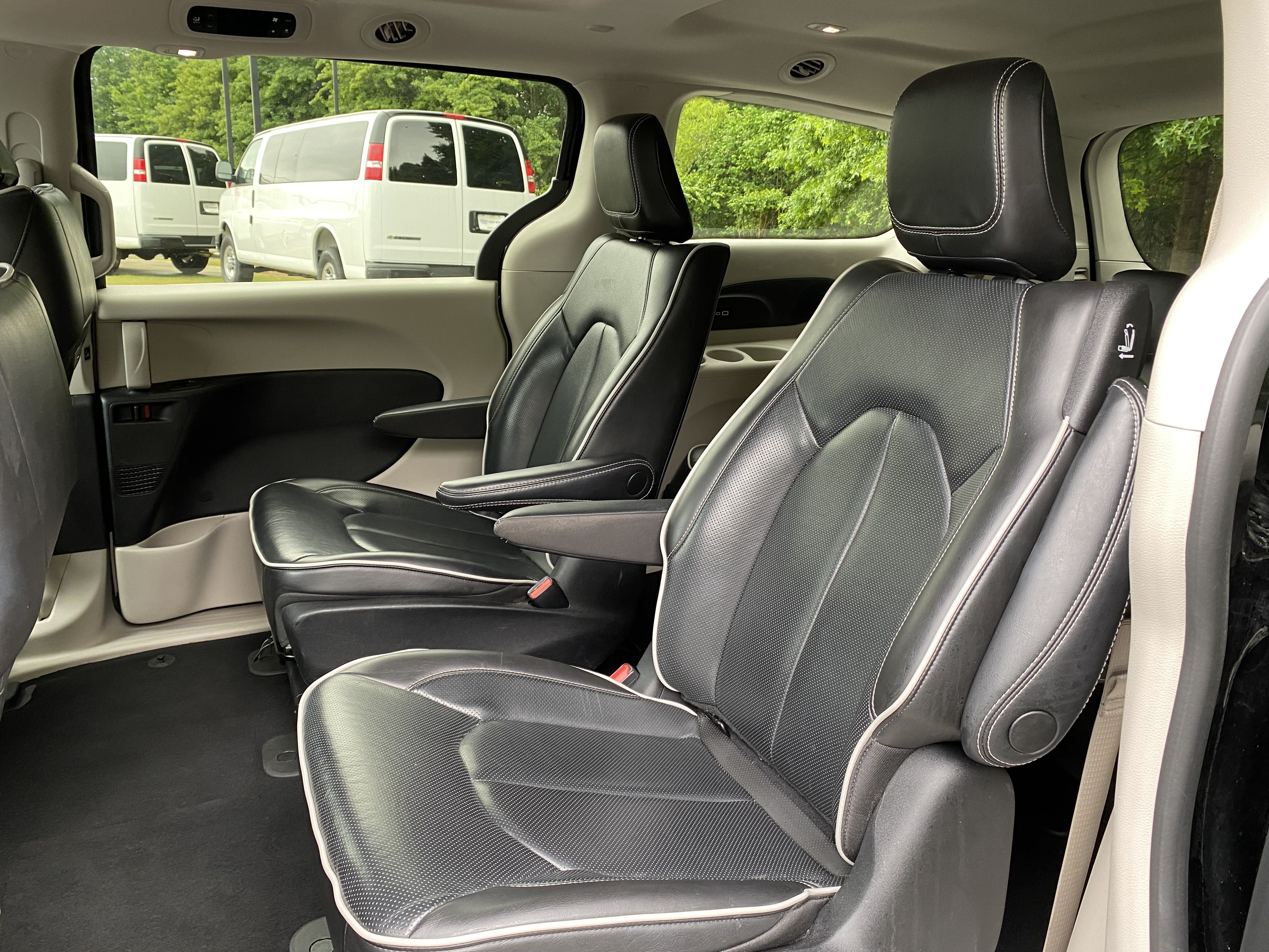 Used 2023 Chrysler Pacifica Limited FWD image 37