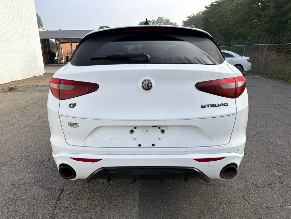 Used 2023 Alfa Romeo Stelvio Estrema AWD/4WD image 3