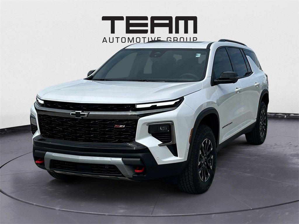 Used 2025 Chevrolet Traverse Z71 w/ Enhanced Driving Package image 3