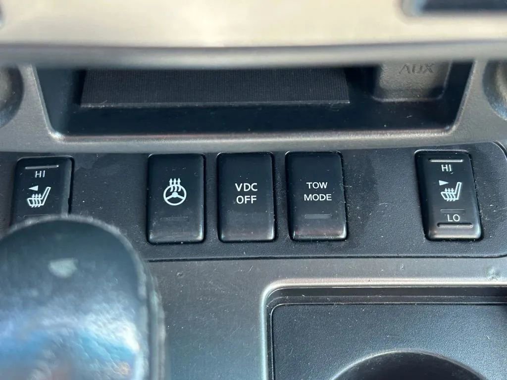 Used 2011 Nissan Armada Platinum w/ 2nd Row Captain Seat Pkg image 17