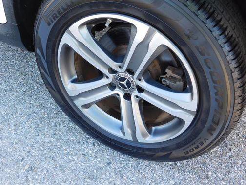 Used 2019 Mercedes-Benz GLC 300 4MATIC w/ Parking Assistance Package image 12
