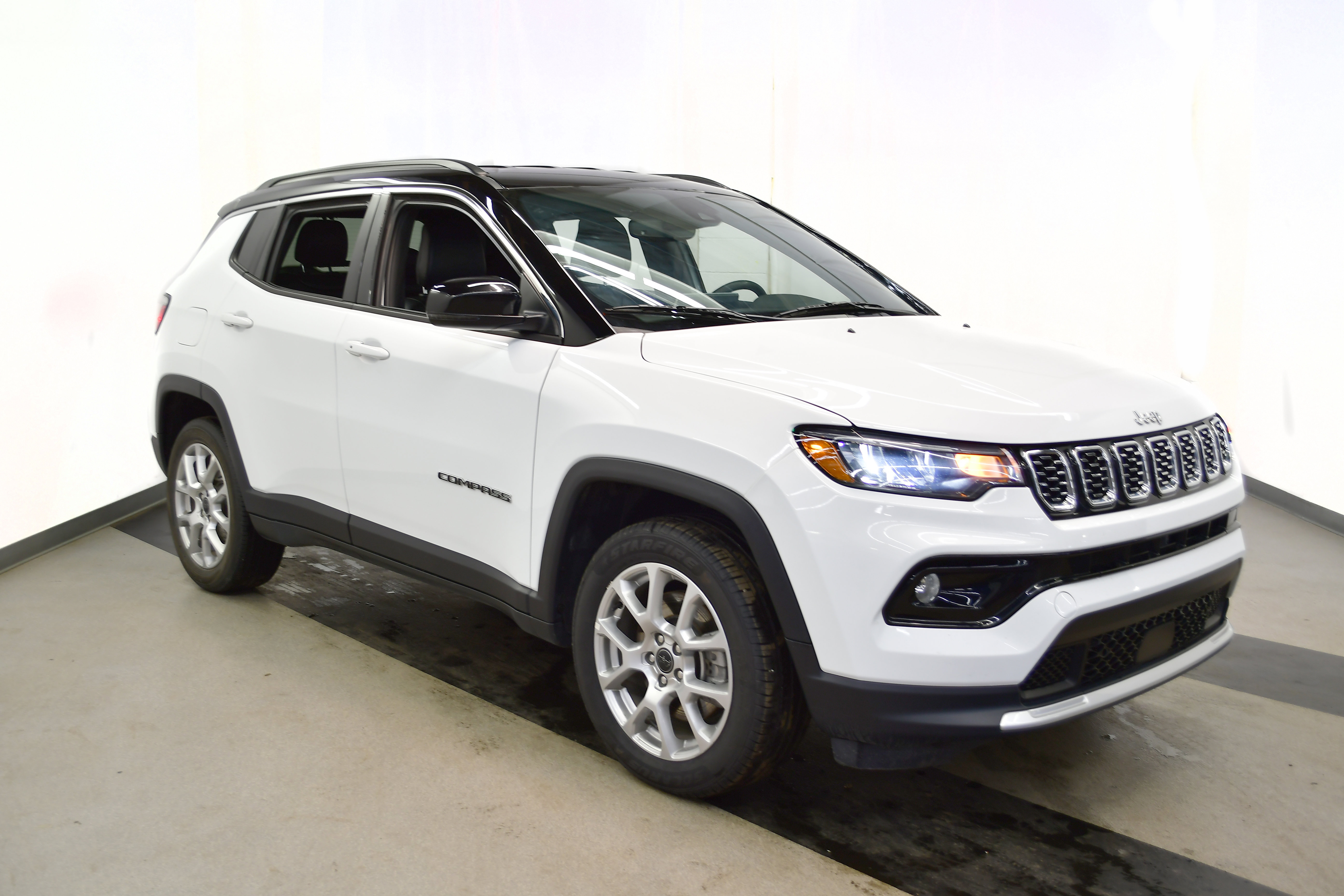 Used 2025 Jeep Compass Limited AWD/4WD image 2