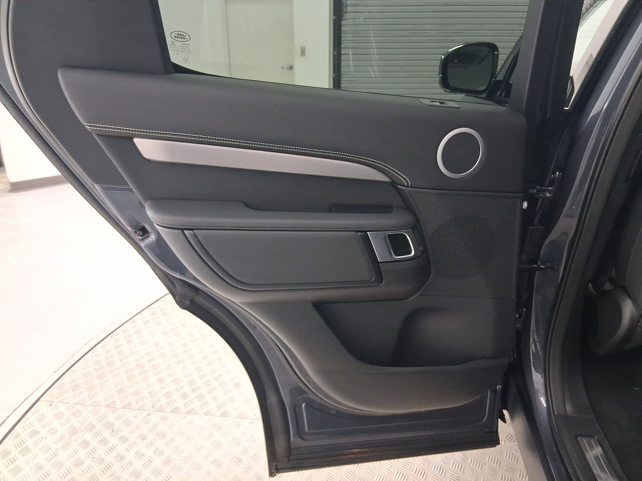 Certified 2025 Land Rover Discovery Dynamic SE AWD/4WD image 29