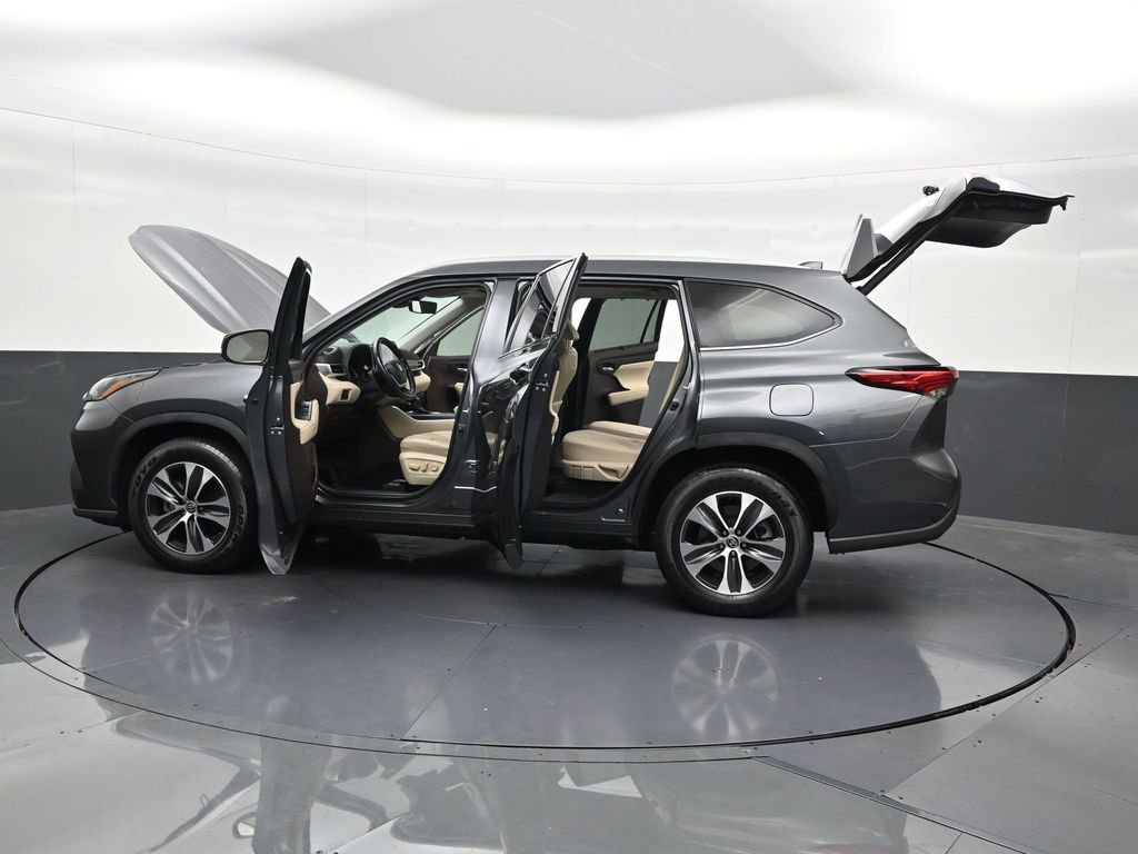 Used 2022 Toyota Highlander XLE FWD image 34
