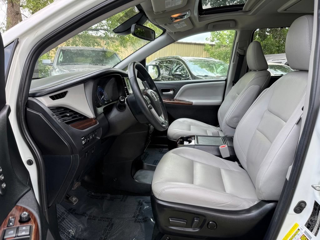 Used 2018 Toyota Sienna Limited Premium FWD image 10