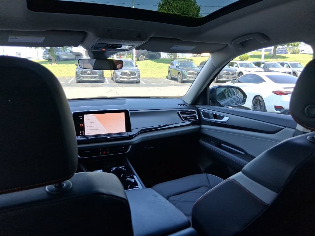 Used 2025 Volkswagen Atlas Peak Edition SE AWD/4WD image 29