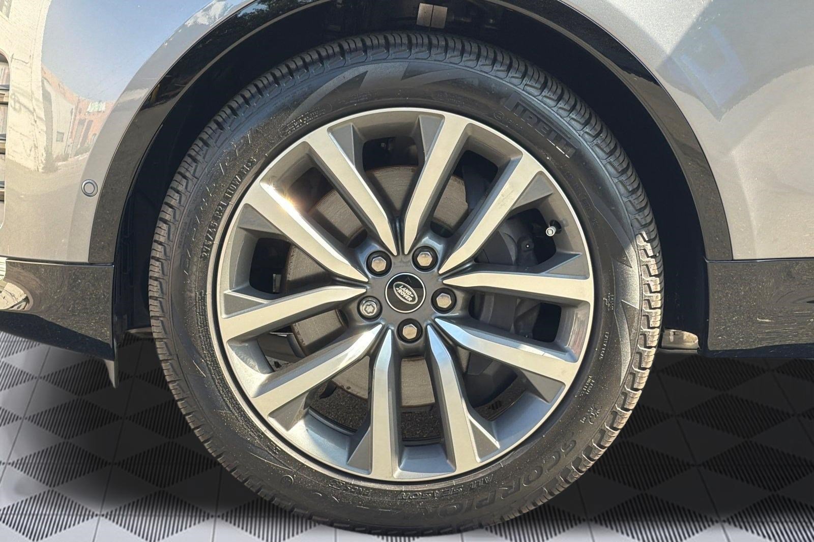 Used 2025 Land Rover Discovery Dynamic SE AWD/4WD image 13