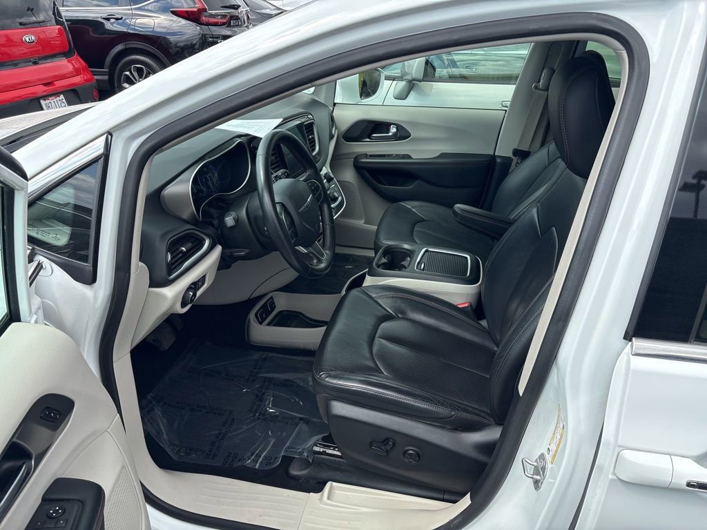 Used 2020 Chrysler Pacifica Touring-L Plus image 9