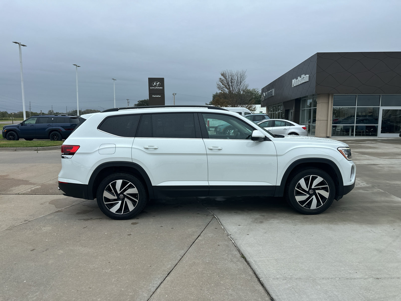Used 2025 Volkswagen Atlas SE AWD/4WD image 12