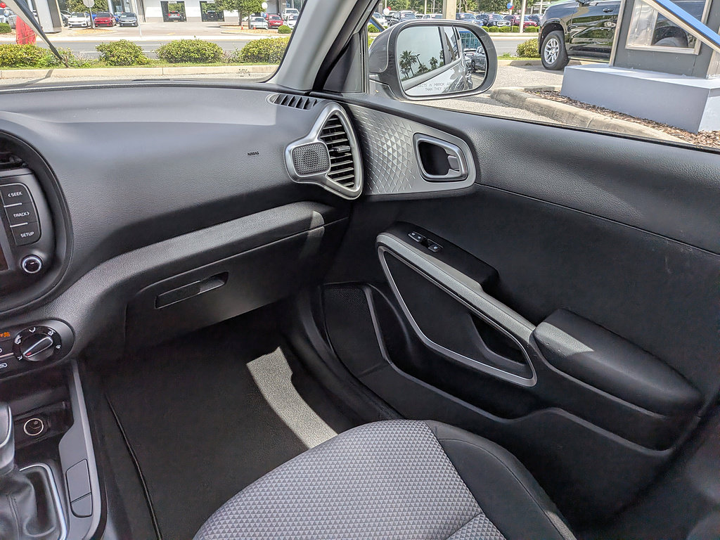 Used 2023 Kia Soul LX w/ LX Technology Package FWD image 42