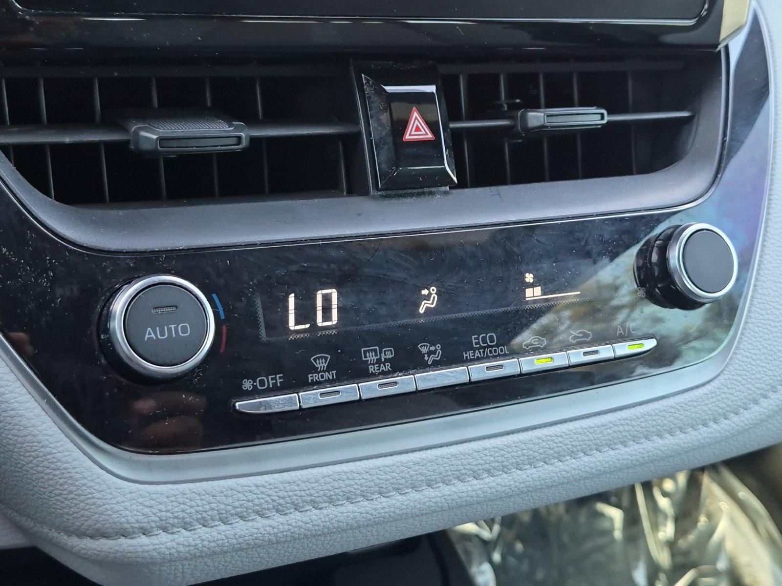 Used 2024 Toyota Corolla SE w/ SE Premium Package FWD image 18