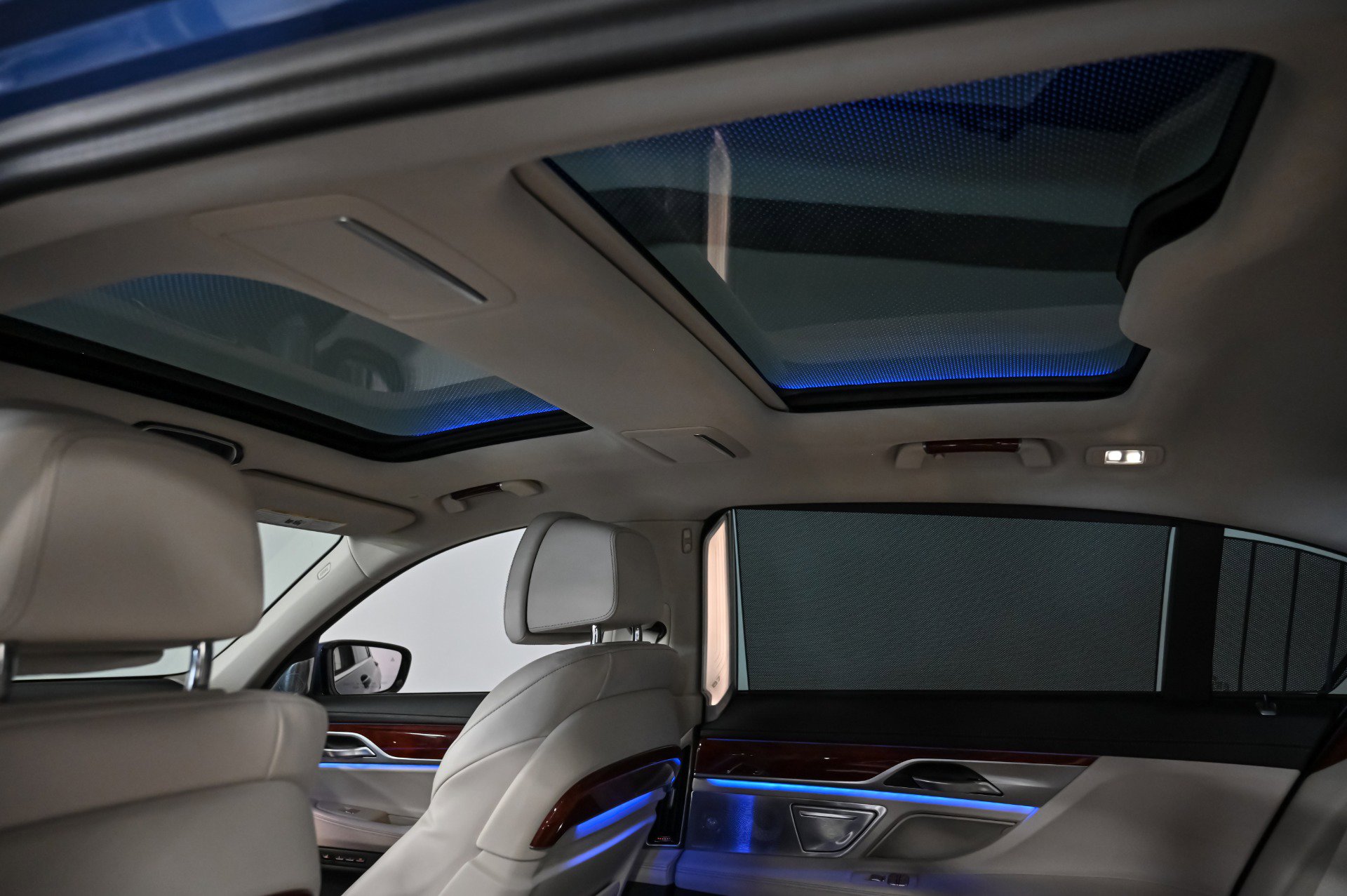 Used 2022 BMW ALPINA B7 xDrive w/ Luxury Rear Seating Package image 12