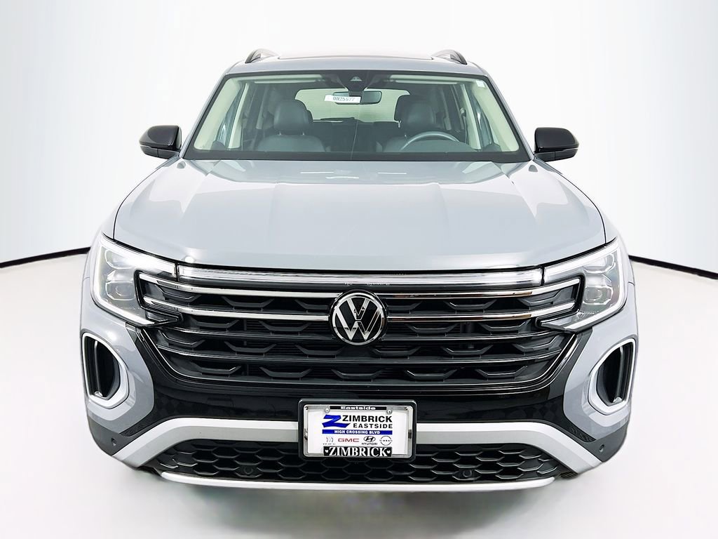 Used 2024 Volkswagen Atlas Peak Edition SE AWD/4WD image 2