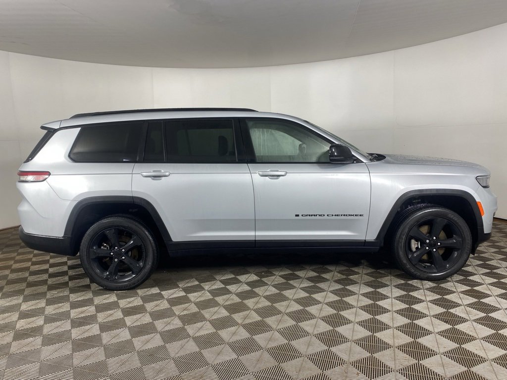Used 2023 Jeep Grand Cherokee L Laredo image 4
