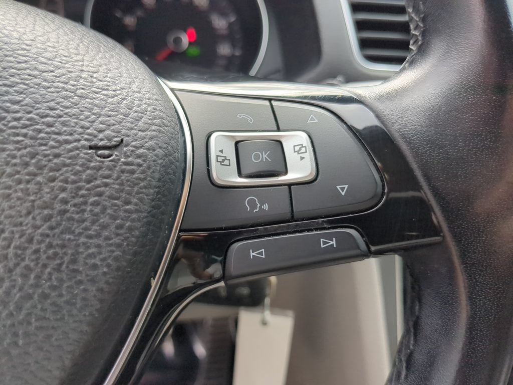 Used 2018 Volkswagen Passat 2.0T R-Line w/ R-Line Lighting Package FWD image 28