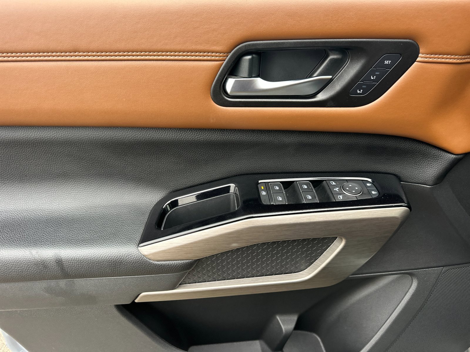 Used 2023 Nissan Pathfinder Platinum w/ Black Appearance Package image 10