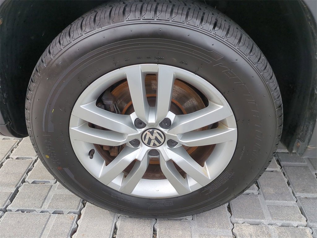 Used 2017 Volkswagen Tiguan S image 9