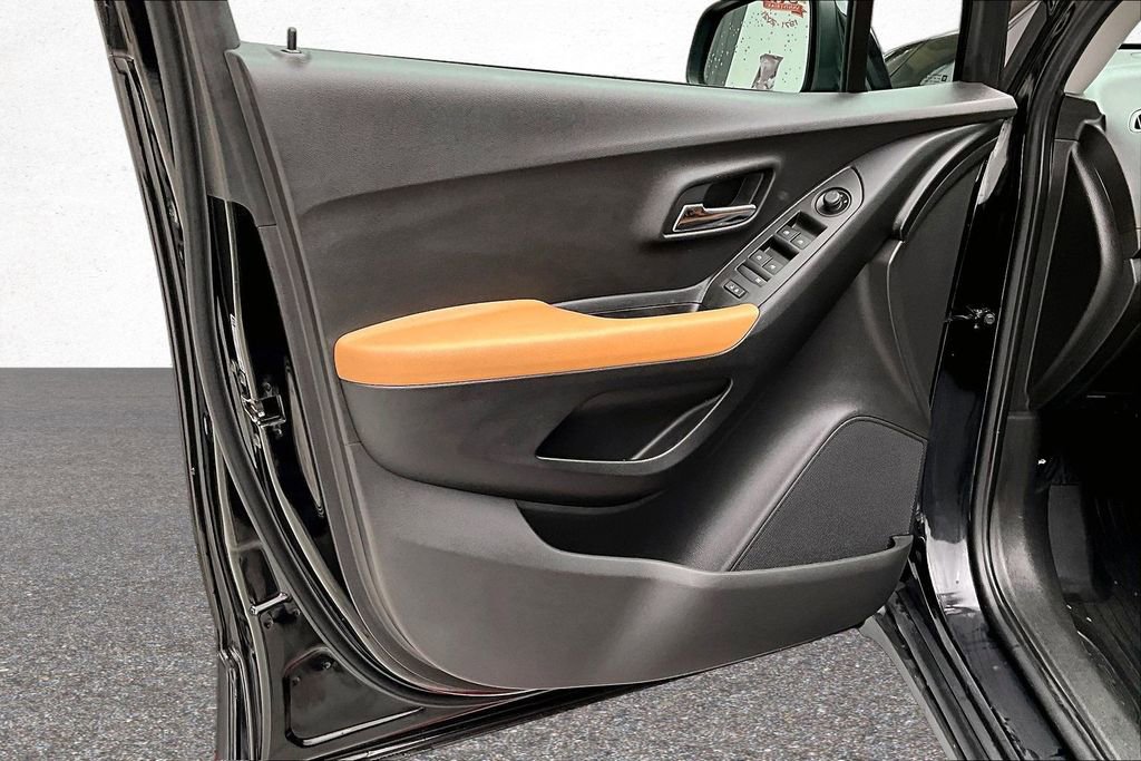 Used 2020 Chevrolet Trax LT w/ LT Convenience Package FWD image 19