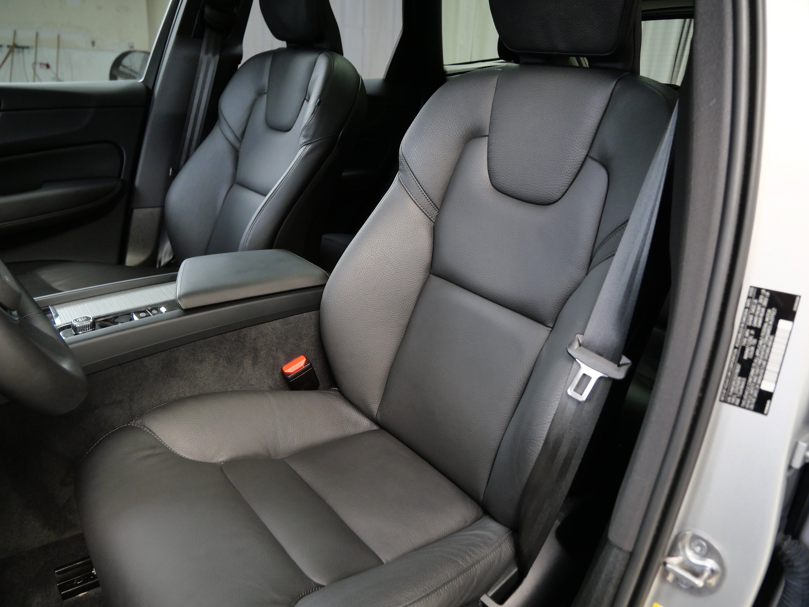 Used 2025 Volvo XC60 B5 Plus w/ Climate Package AWD/4WD image 3