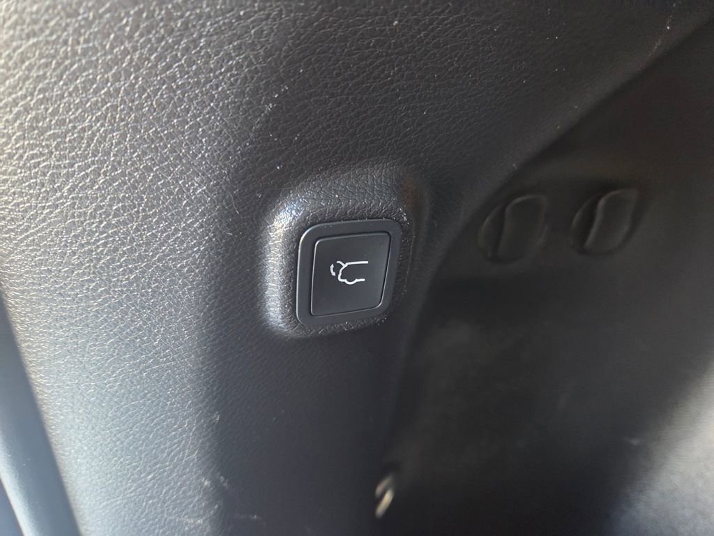 Used 2019 Jeep Cherokee Latitude Plus w/ Comfort/Convenience Group image 12