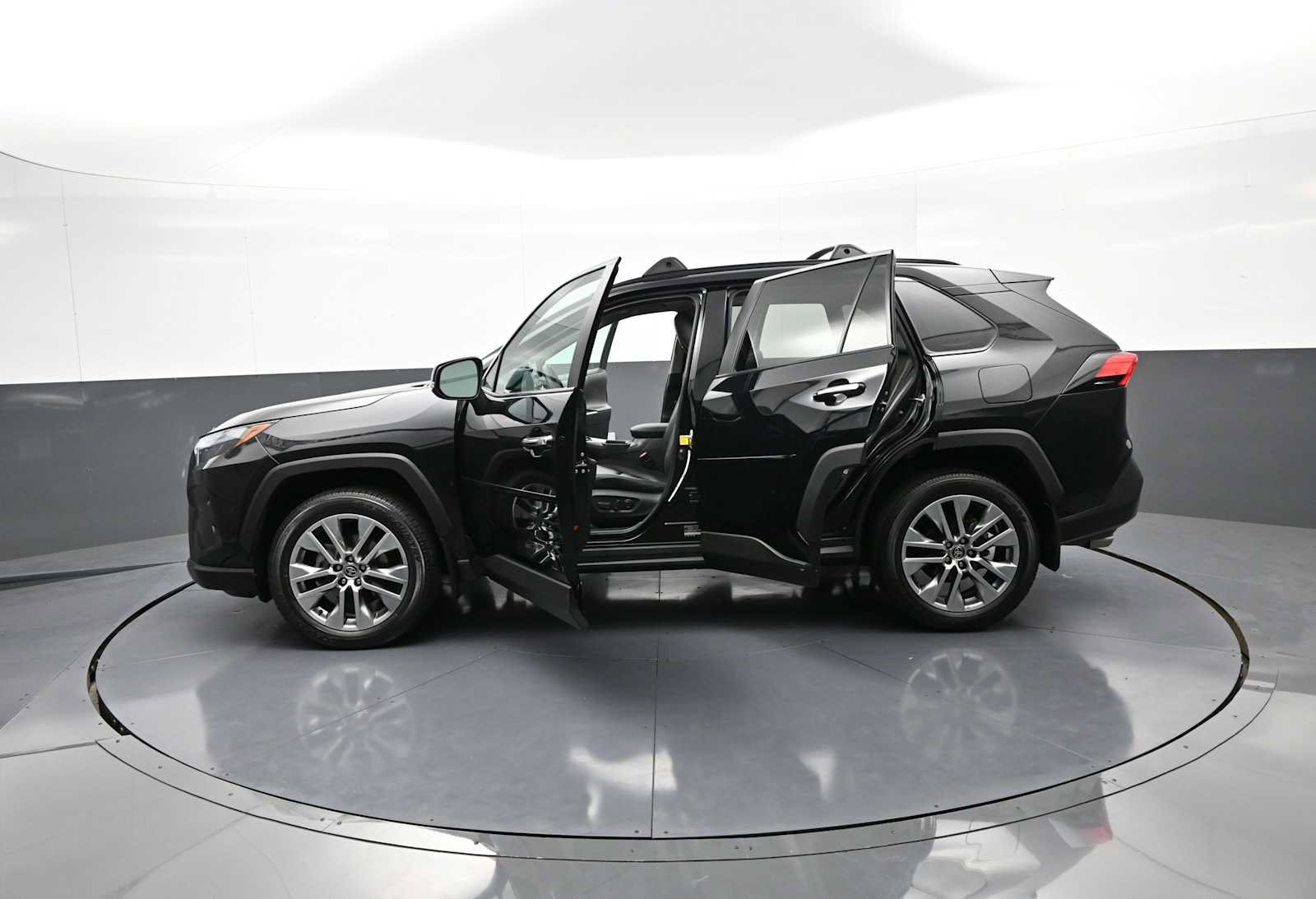 Used 2022 Toyota RAV4 Limited AWD/4WD image 42