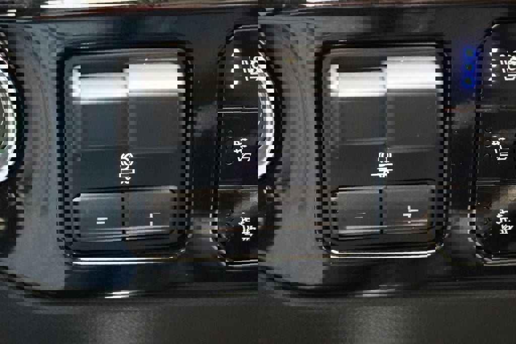 Used 2024 GMC Sierra 2500 SLT w/ SLT Premium Package image 32