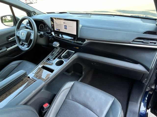 Used 2025 Toyota Sienna Platinum AWD/4WD image 27