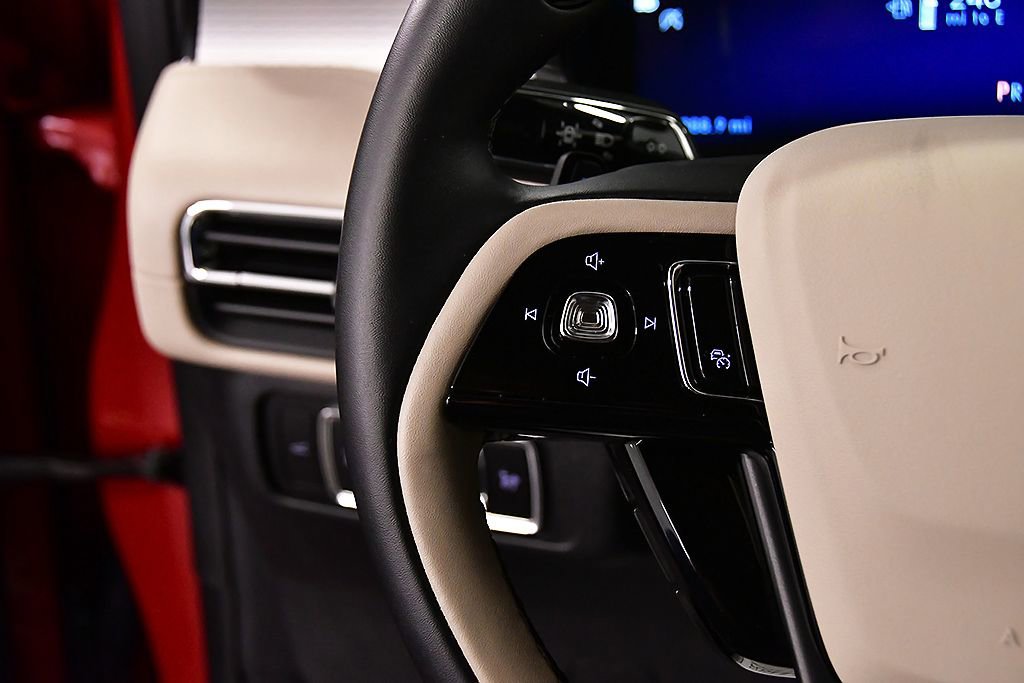 Used 2025 Lincoln Corsair AWD image 19