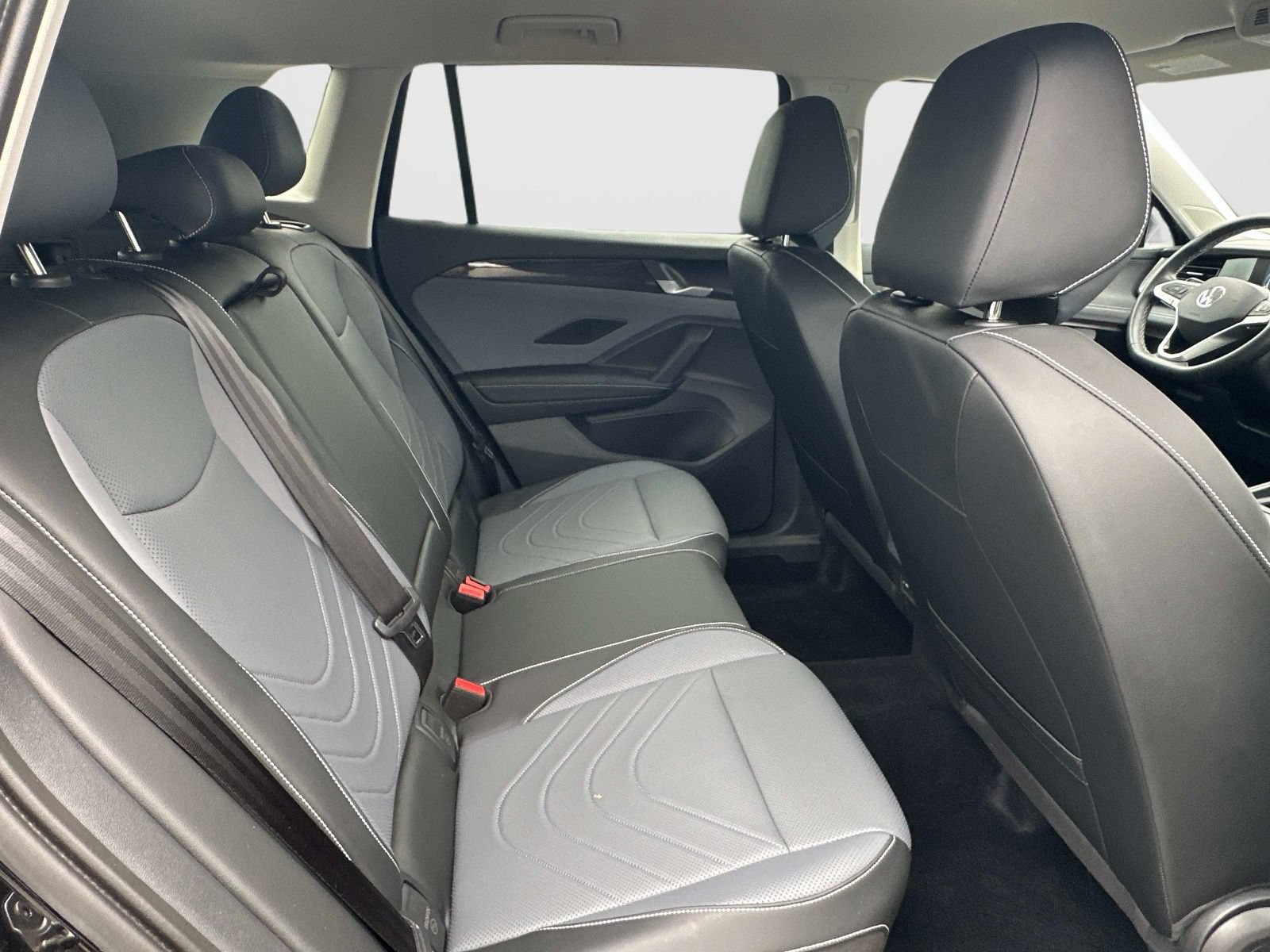 Certified 2025 Volkswagen Tiguan SE FWD image 11