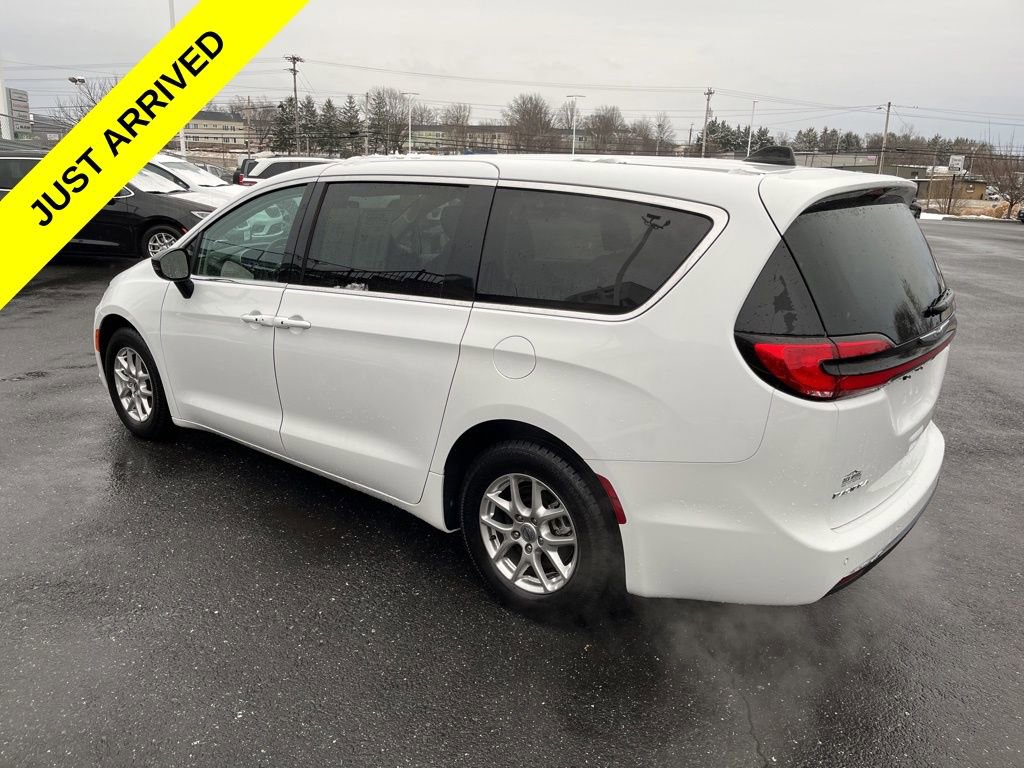 Used 2024 Chrysler Pacifica Touring-L image 7