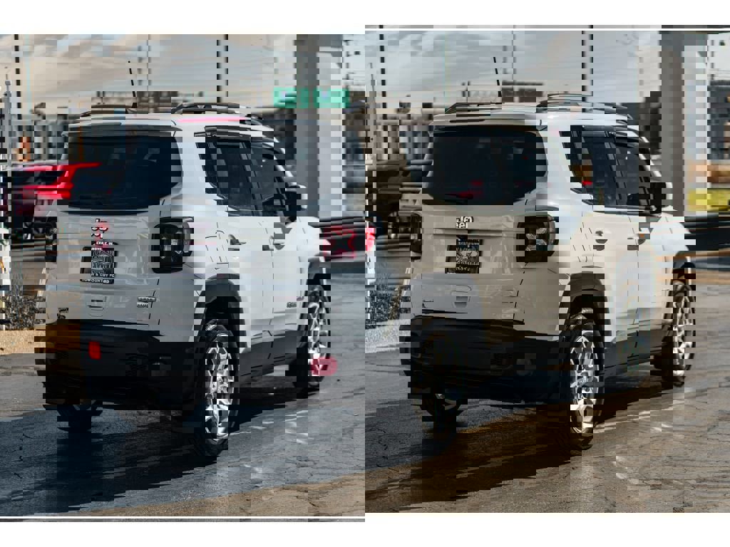 Used 2018 Jeep Renegade Latitude w/ Popular Equipment Group image 4